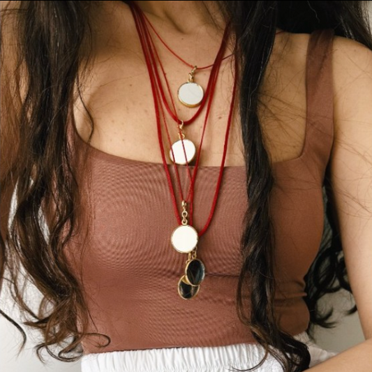 Yansıma Kolye Ucu – Işığın Sade Yüzü